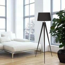 Tout neuf 💯 Altobuy CLAYTON - Lampadaire Trépied en Bois et Abat-Jour Tissu Taupe 🌟 -Optonica Soldes 3663738037792 2